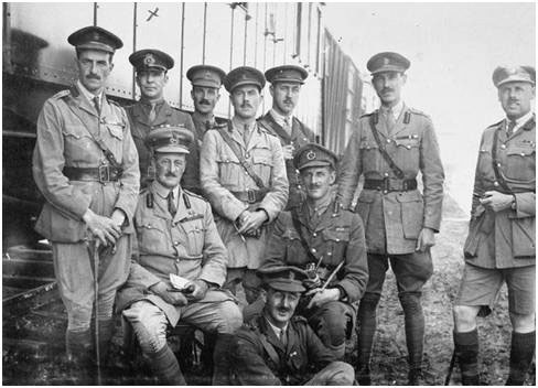Генерал А. Нокс (сидит слева) с офицерами британской военной миссии. Омск, 1919. Фото: общественное достояние
