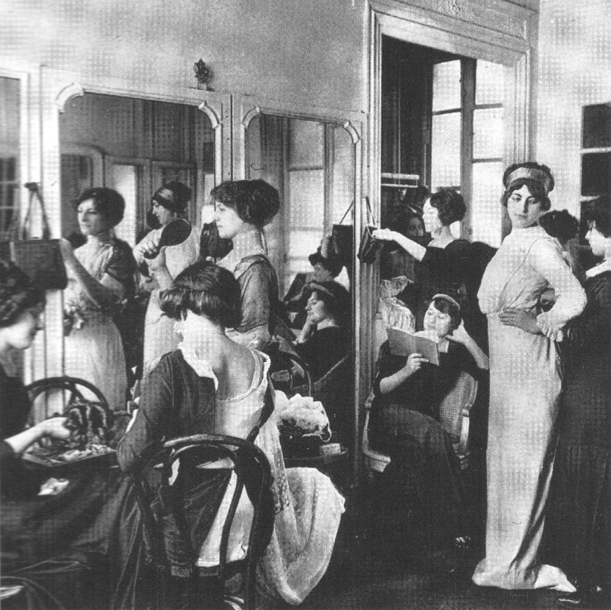 Модели переодеваются в модном доме Paquin, 1910 год. Фото:&nbsp;Katalog "Isaac Israels - Hollands Impressionist"