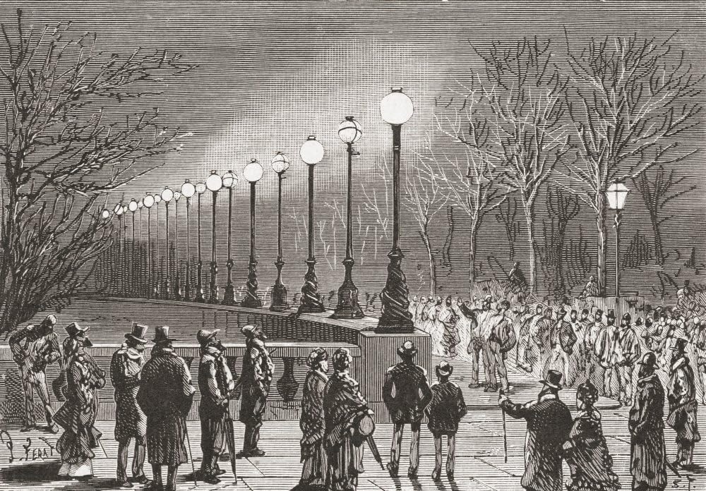 Люди любуются электрическими огнями на Викторианских доках в Лондоне, 1887 год. Фото:&nbsp;El Museo Popular