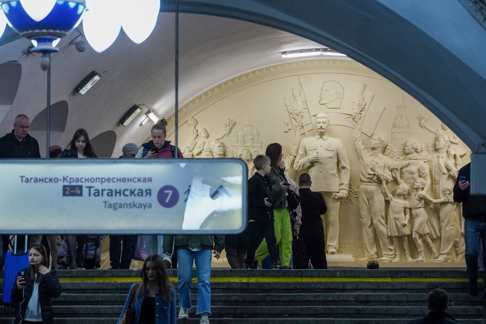 Барельеф «Благодарность народа вождю-полководцу», посвященный Победе в Великой Отечественной войне, в переходе между станциями «Таганская» Кольцевой и Таганско-Краснопресненской линий. Фото: Авилов Александр / Агентство «Москва»