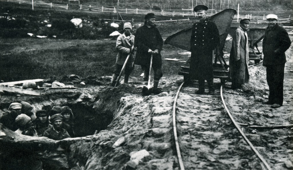 Заключенные копают глину для кирпичного завода в лагере С.Л.О.Н.. Фото: Archive Tomasz Kizny / Wikipedia