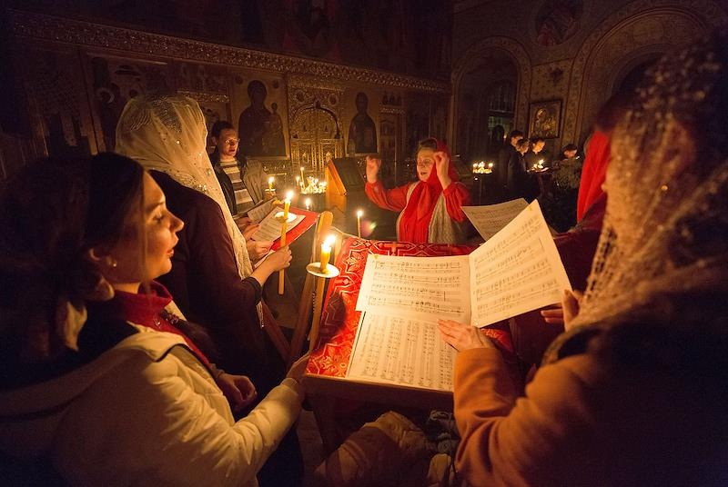 Пение церковного хора во время торжественного богослужения. Фото:&nbsp;Артем Изофатов / Коммерсантъ
