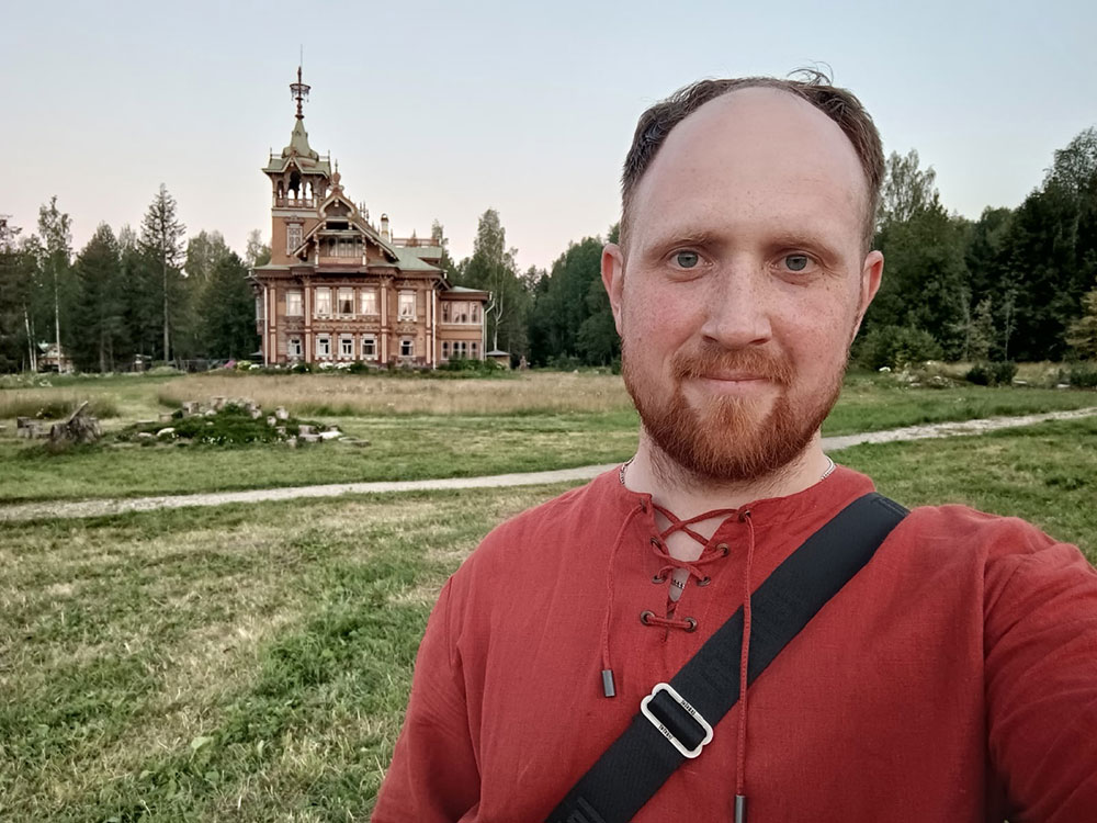 Художник костромской росписи Данила Малышев. Фото: vk.com/kostromskayarospis