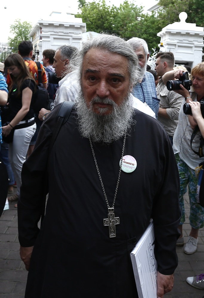 Протоиерей Михаил Ардов во время посадки цветов и черешневых деревьев в рамках фестиваля искусств "Черешневый лес". Фото: Валерий Левитин/&nbsp;РИА Новости