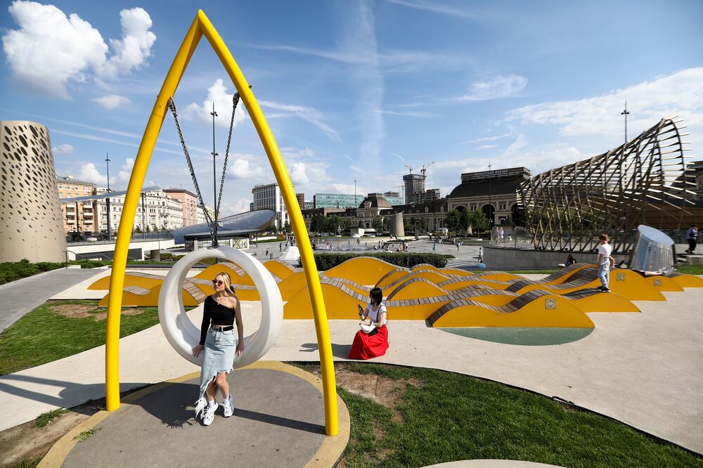 Отдых горожан на Павелецкой площади. Фото:&nbsp;Новосильцев Артур&nbsp;/ Агентство &laquo;Москва&raquo;