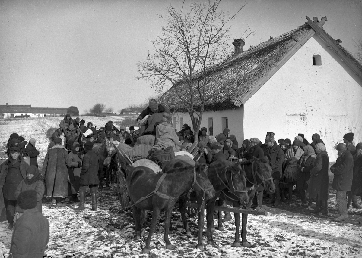 Кулаков выселяют из деревни на Украине, 1929 год. Фото: Макс Альперт / РИА Новости