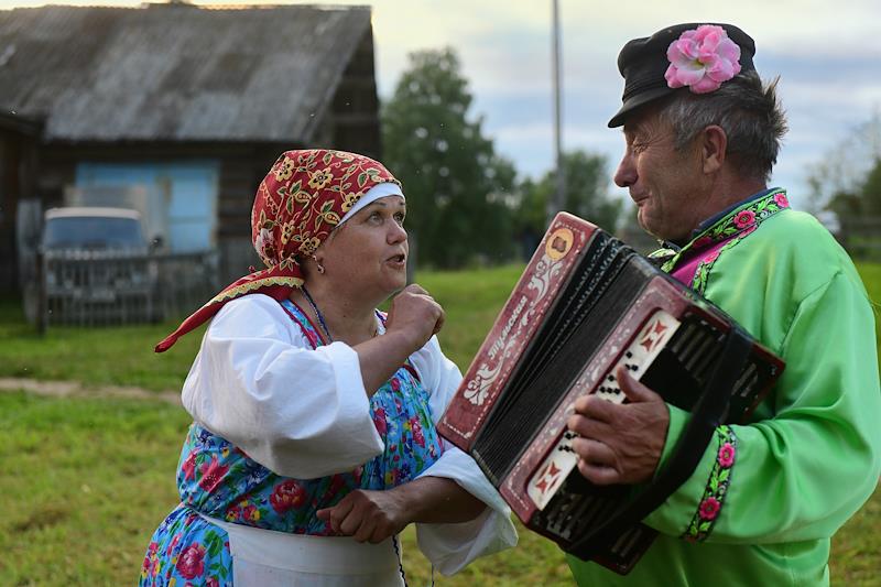 Выступление фольклорного ансамбля для туристов в квартале исторической застройки "Ремесленная усадьба", Архангельская область. Фото: Александр Коряков / Коммерсантъ