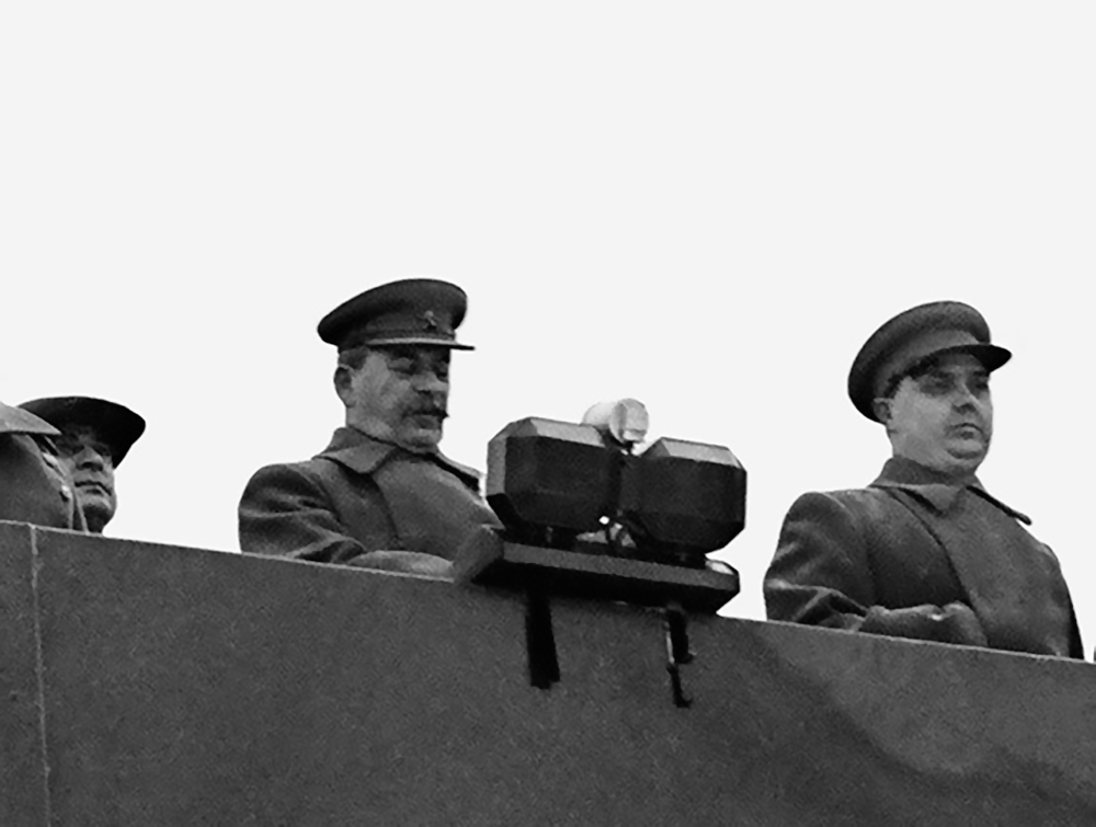 Лаврентий Берия, Иосиф Сталин и Георгий Маленков на трибуне Мавзолея во время празднования 24-ой годовщины Великой Октябрьской социалистической революции. Фото: Аркадий Шайхет / russiainphoto.ru