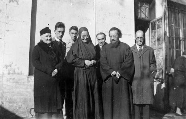 Участники &laquo;Православного Дела&raquo; во дворе дома на ул. Лурмель. 1939. С.Б. Пиленко (мама матери Марии), Ю. Скобцов (сын матери Марии), А. Бабаджан, мать Мария, Г.П. Федотов, свящ. Дм. Клепинин, К.В. Мочульский. Фото: Архив прот. Сергия Гаккеля