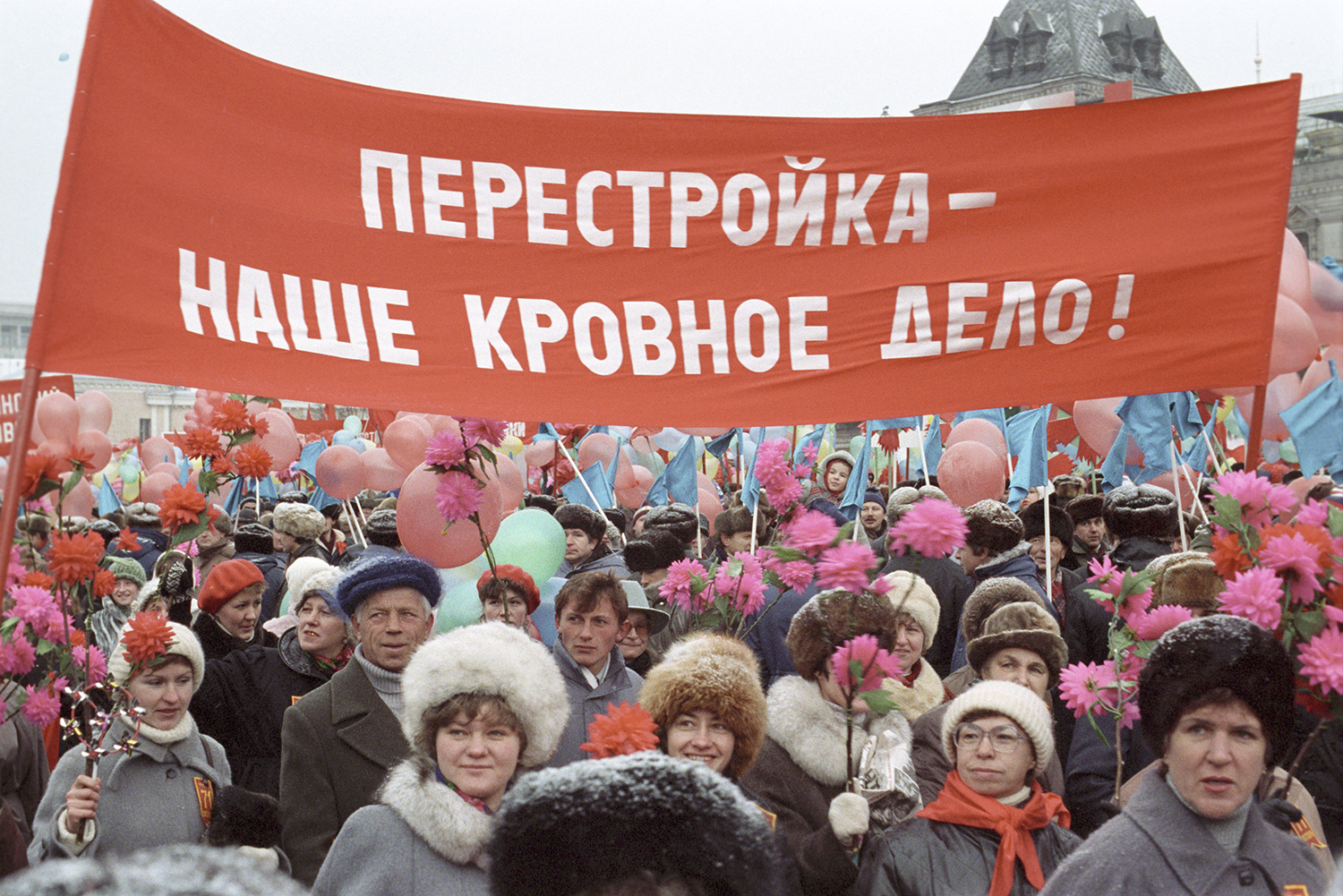 Участники демонстрации на Красной площади в день празднования 71-ой годовщины Великой Октябрьской Социалистической революции. Фото: Юрий Абрамочкин / РИА Новости