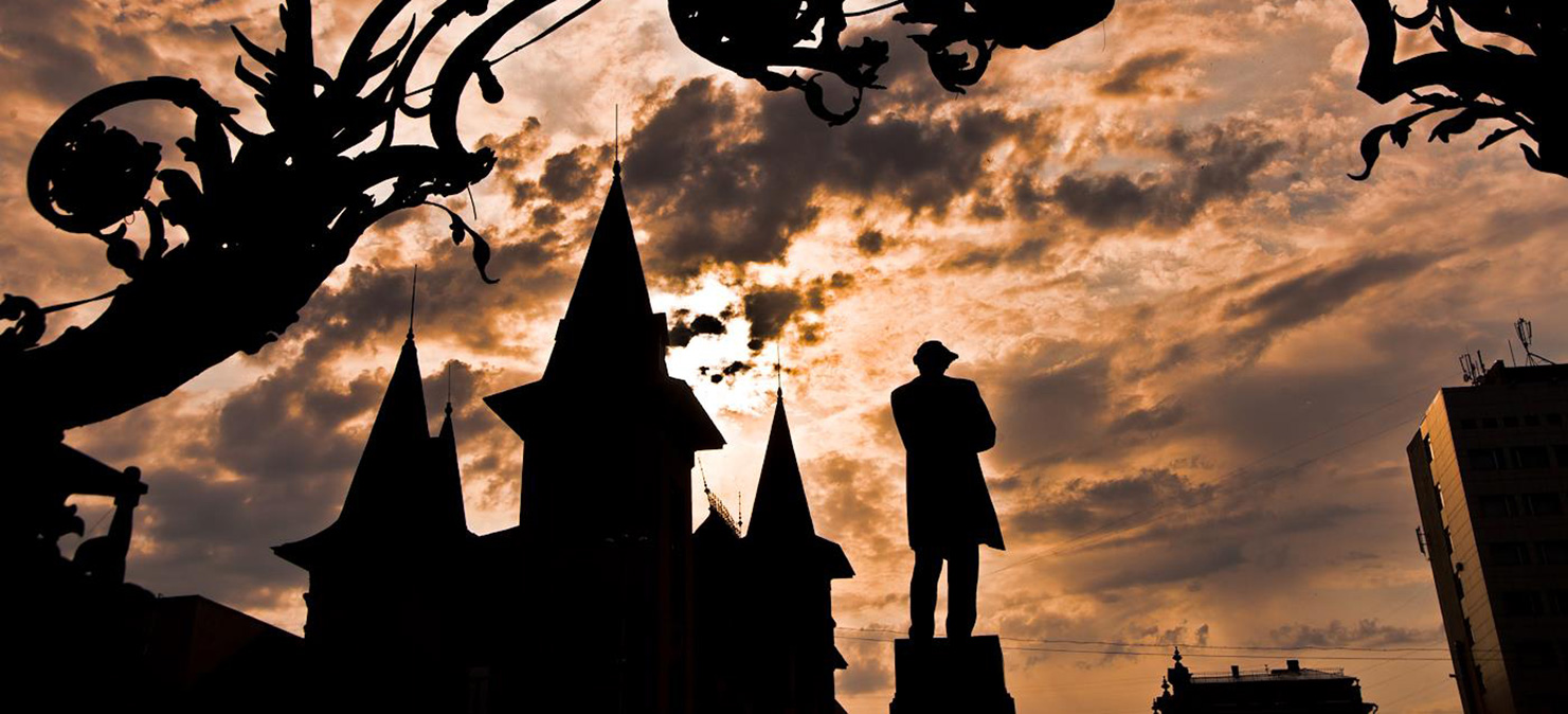 Силуэт памятника Н. Чернышевскому возле здания Саратовской консерватории. Фото: Константин Кокошкин/Коммерсантъ