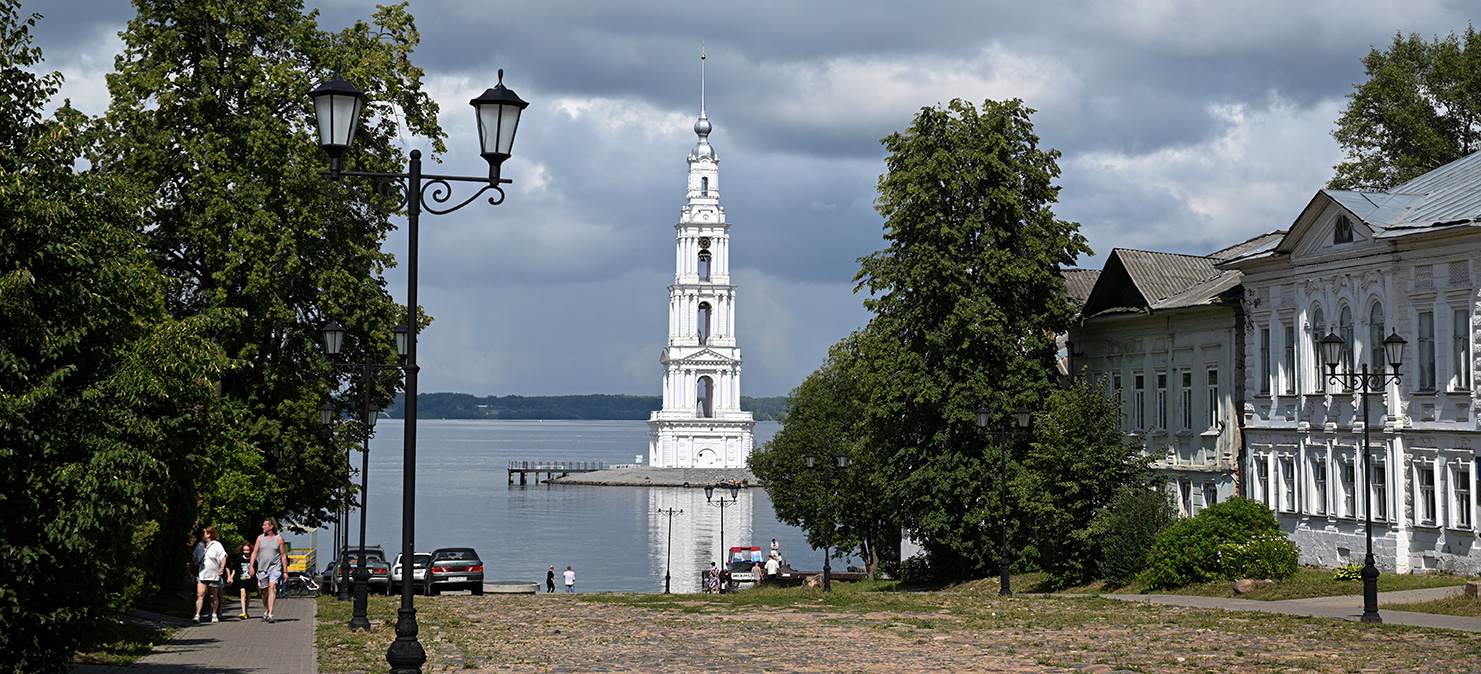 Затопленная колокольня Никольского собора в городе Калязин Тверской области. Фото: Максим Богодвид/РИА Новости