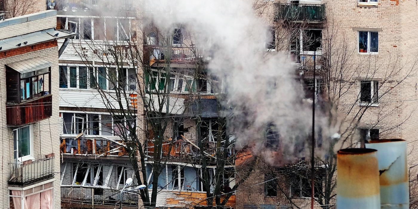 Последствия попадания БПЛА в дом №161 на Пискарёвском проспекте. Фото: Алексей Смагин / Коммерсантъ