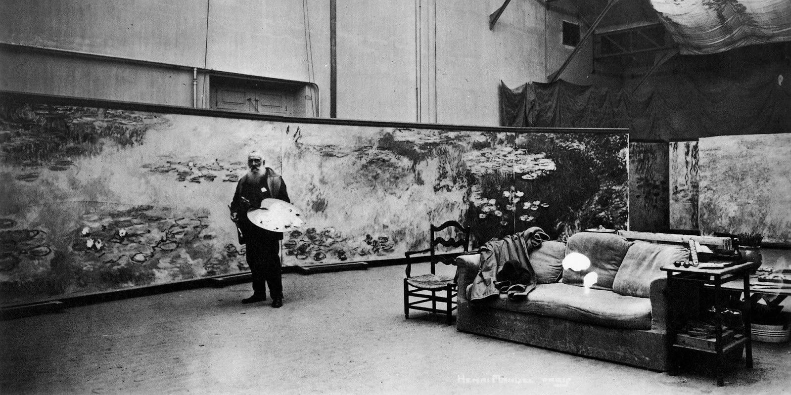 Клод Моне в своей мастерской, 1920 год. Фото: общественное достояние