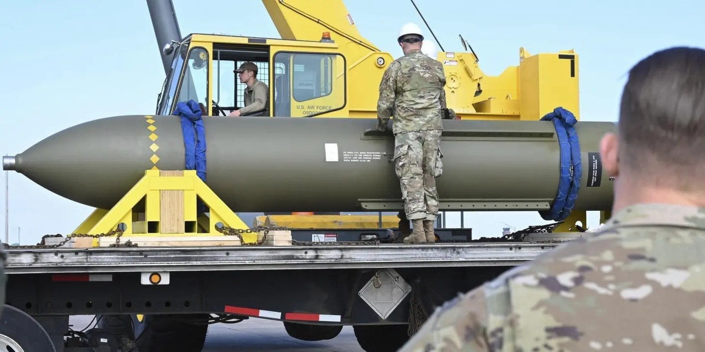 Бункерная бомба GBU-57A/B Massive Ordnance Penetrator (MOP) транспортируется на авиабазе Уайтмен. Фото: United States Air Force