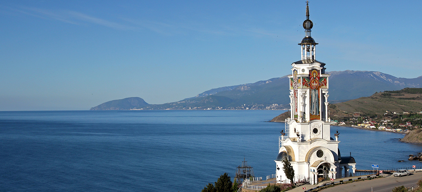 Вид на храм-маяк Святого Николая Чудотворца в селе Малореченское Судакского района Крыма. Фото: Юрий Лашов/РИА Новости