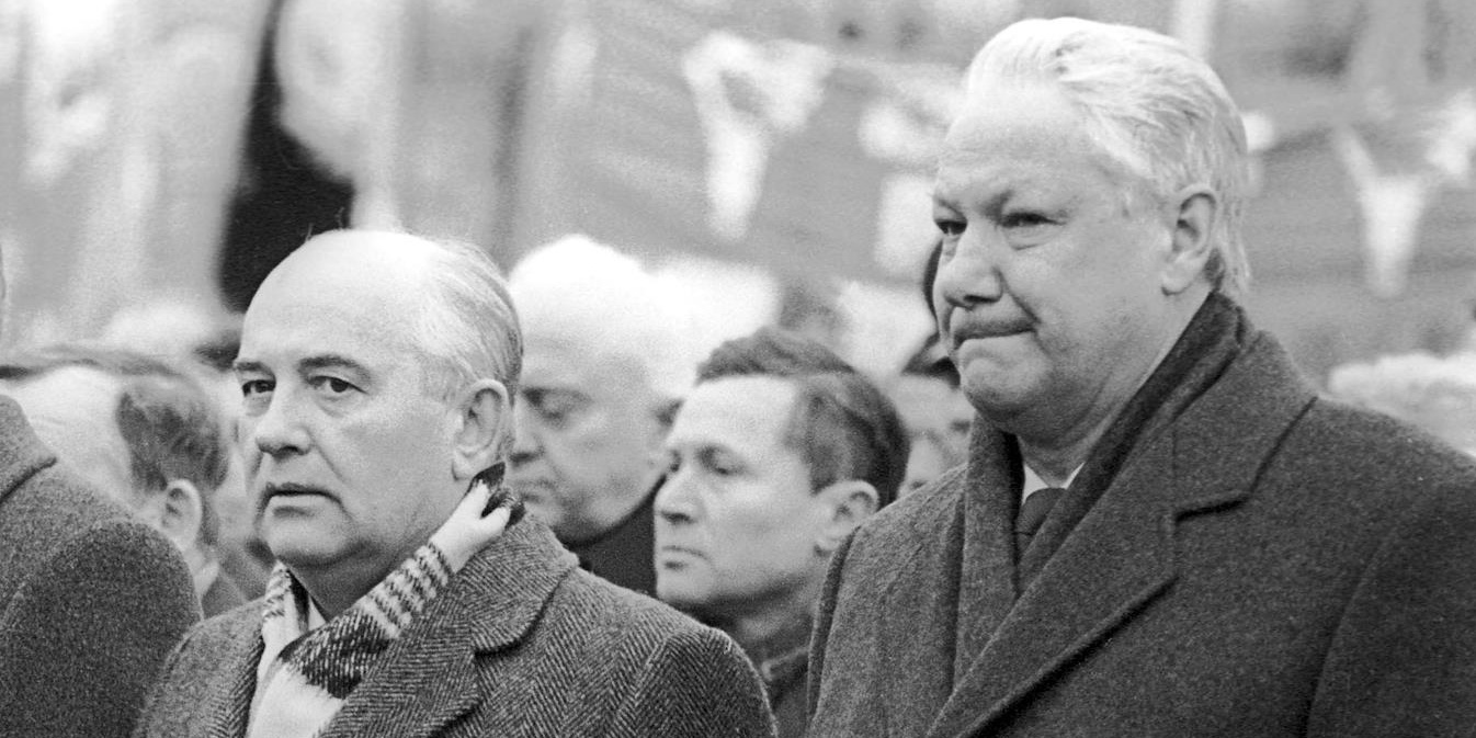 Президент СССР Михаил Горбачев (слева) и председатель Верховного Совета России Борис Ельцин (справа) во время Первомайской демонстрации на Красной площади. Фото: Валерий Киселев / Коммерсантъ