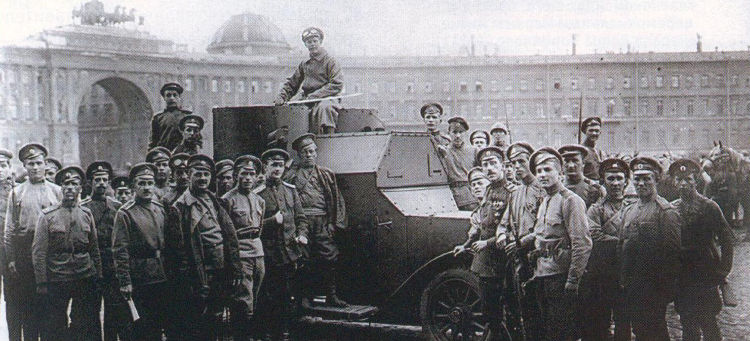Броневик и юнкера на Дворцовой площади. Фото: общественное достояние