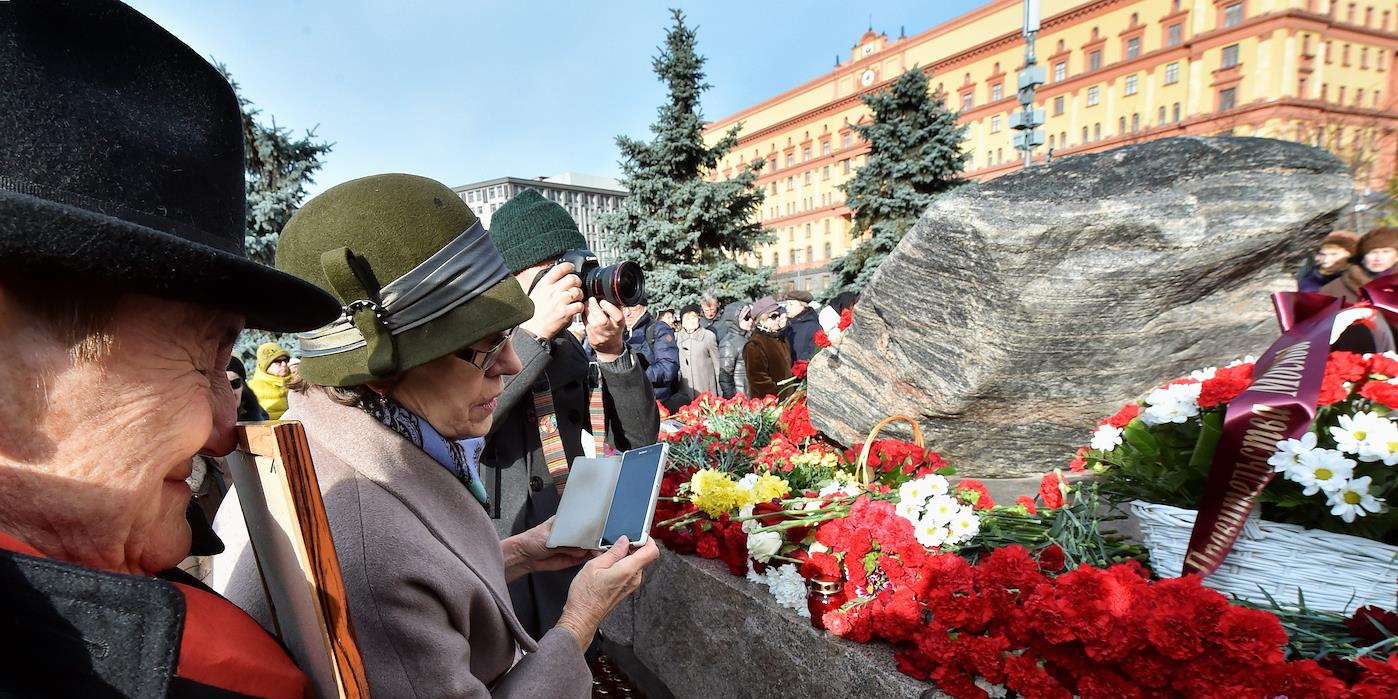 Акция, посвященная памяти жертв политических репрессий, прошла у Соловецкого камня на Лубянской площади. Фото: Петр Кассин / Коммерсантъ