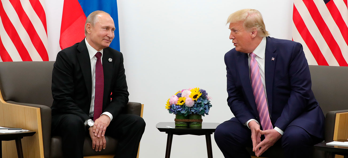 Президент РФ Владимир Путин и президент США Дональд Трампом (справа) во время беседы. Фото: Михаил Климентьев/РИА Новости