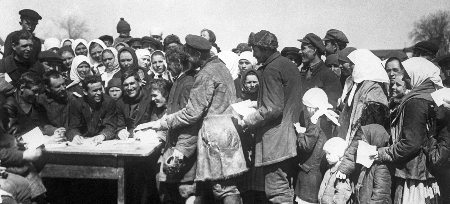 Крестьяне подают заявления о вступлении в колхоз. Фото: РИА Новости