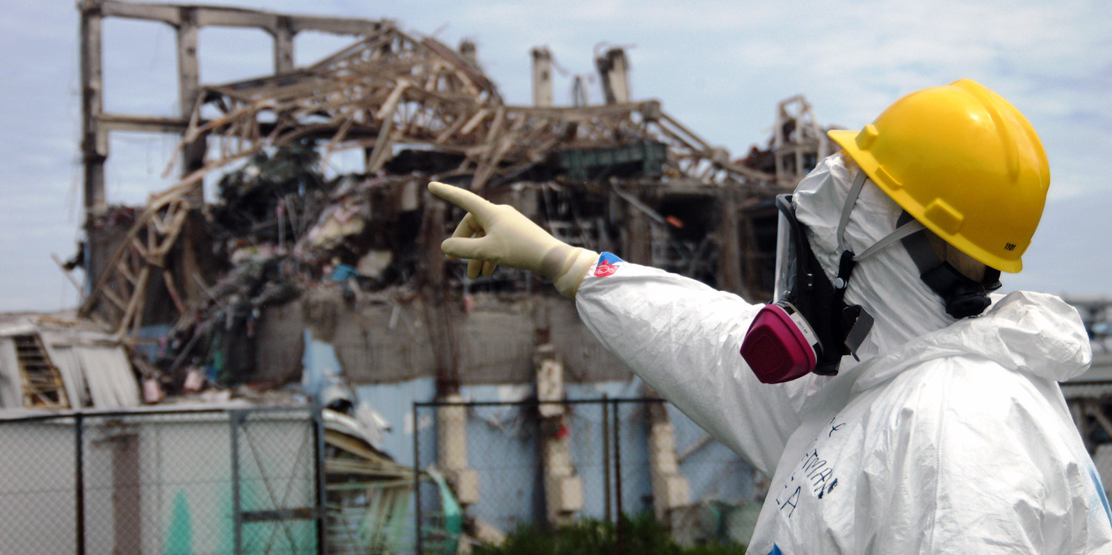 Руководитель следственной группы МАГАТЭ Майк Уэйтман осматривает третий реакторный блок АЭС «Фукусима» 27 мая 2011 года. Фото: Greg Webb / IAEA / Flickr