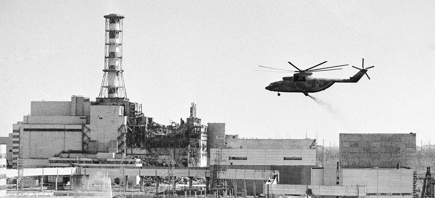Вертолеты ведут дезактивацию зданий Чернобыльской атомной электростанции после аварии. Фото: Игорь Костин/РИА Новости