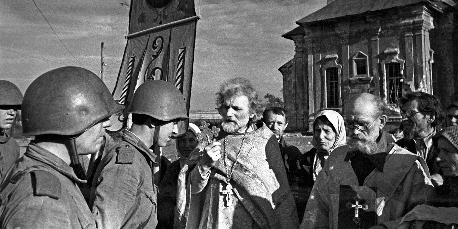 Священник церкви Дмитрия Солунского в городе Дмитровск-Орловский Воронежской области (с 1944 года - Орловская область) и жители встречают своих освободителей. Фото: Семен Альперин / РИА Новости