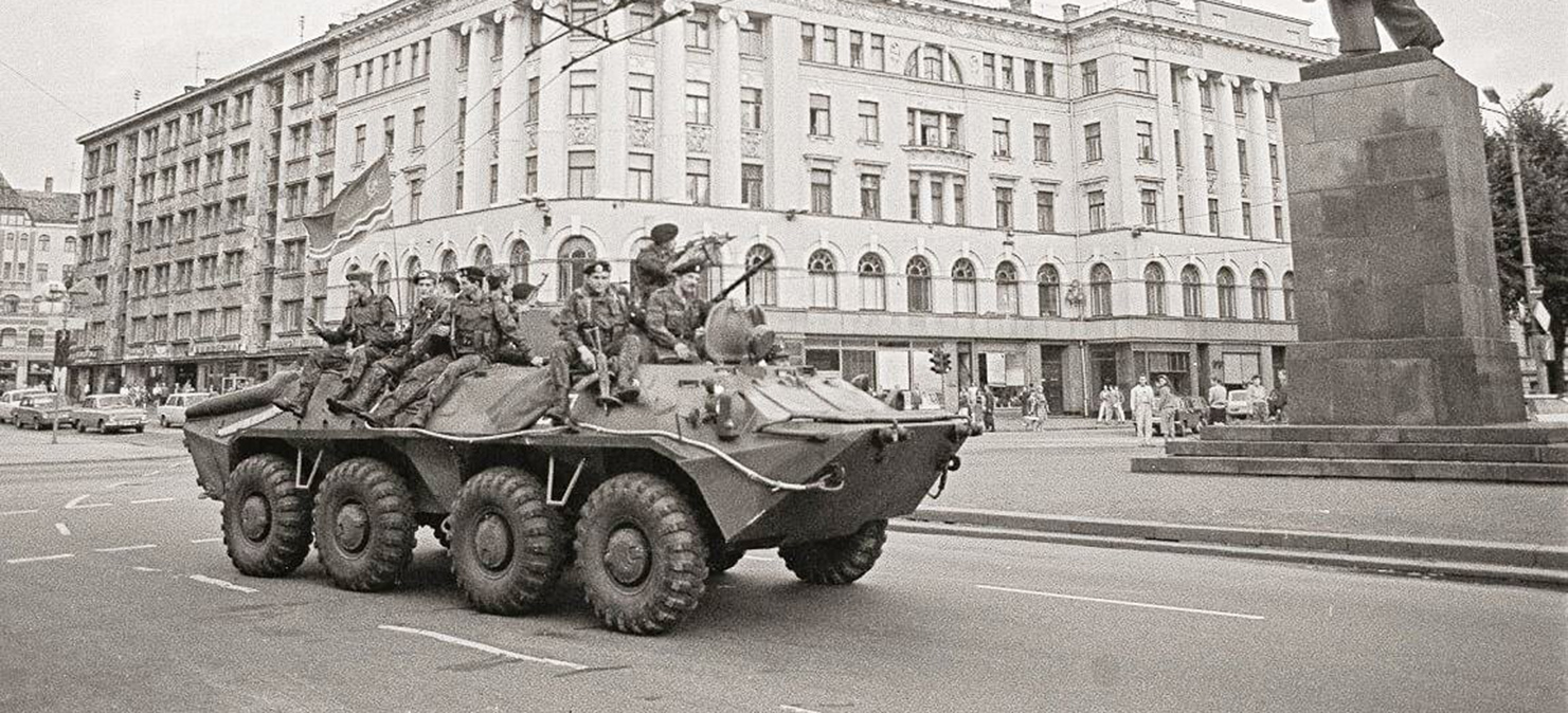 Рижский ОМОН и памятник Ленину, Рига, 19-21 августа 1991 года. Фото: Игорь Гусев
