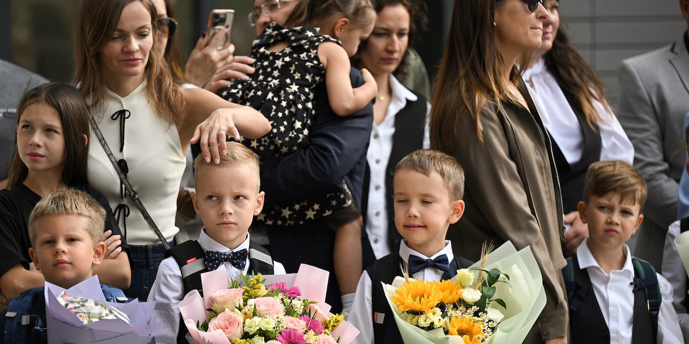 Первоклассники с родителями перед началом торжественной линейки. Фото: Евгений Разумный / Коммерсантъ
