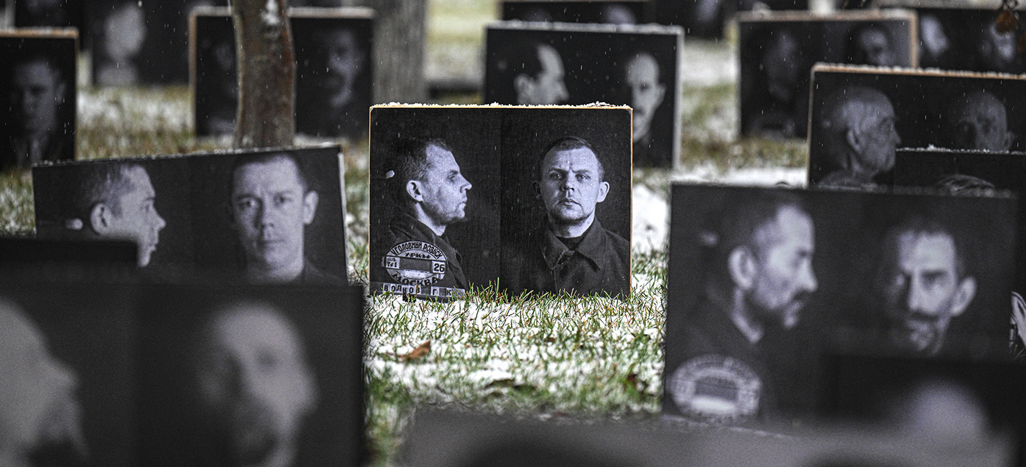 Плиты с фотографиями репрессированных в 