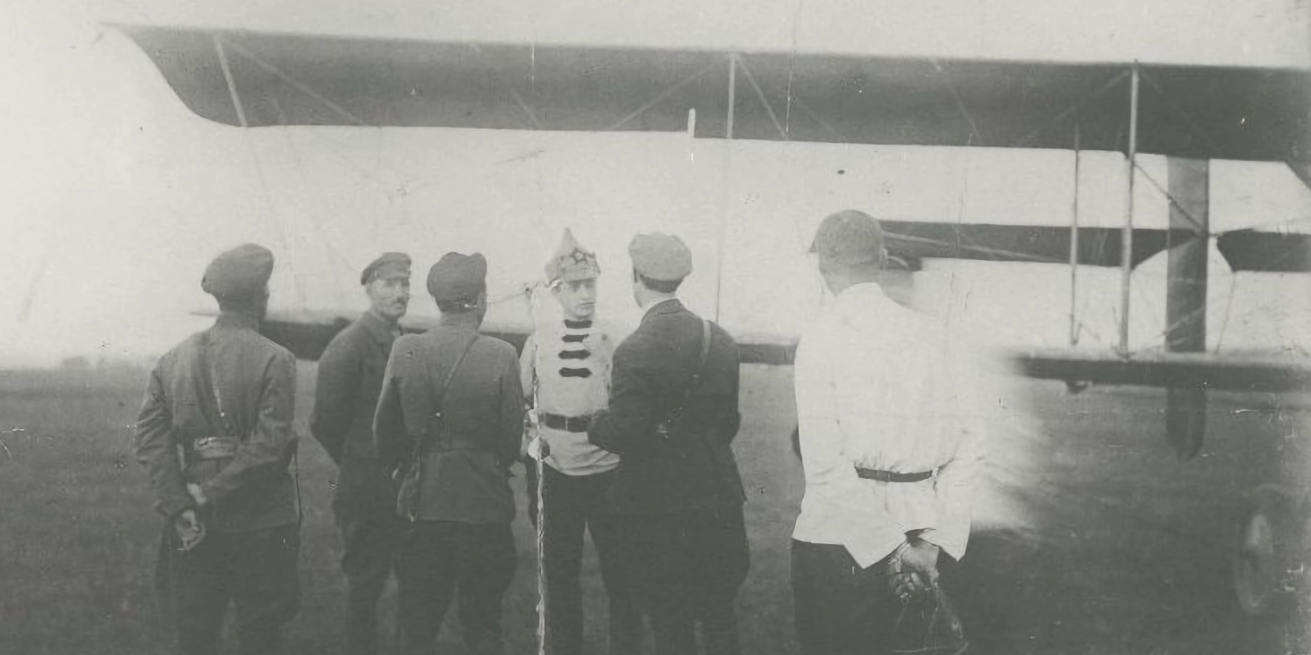 Командующий войсками по ликвидации Антоновщины в Тамбовской губернии Михаил Тухачевский у самолета «Вуазен». Фото: Инжавинский краеведческий музей