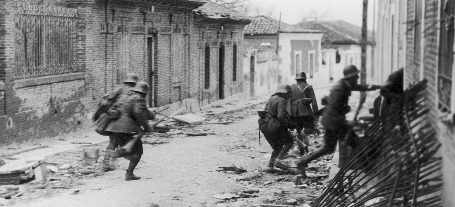 Солдаты-националисты совершают набег на пригород Мадрида во время Гражданской войны в Испании. Фото: общественное достояние