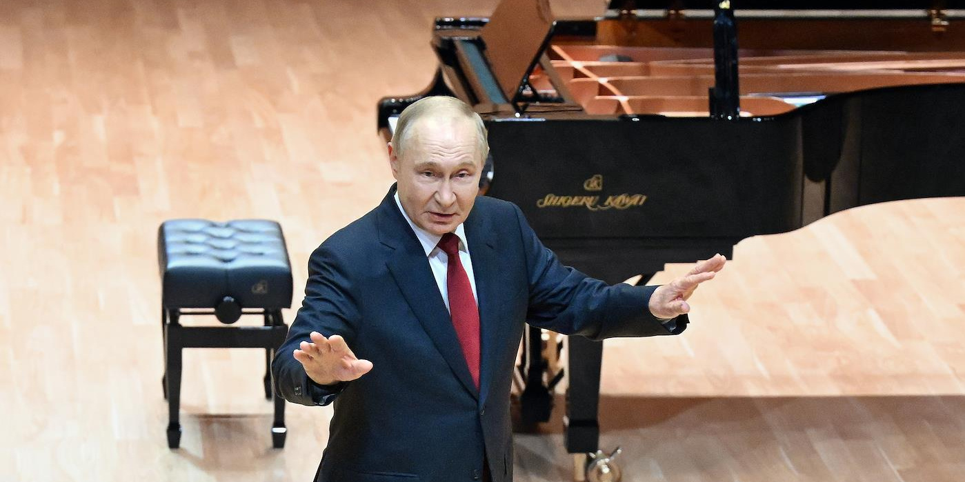 Президент России Владимир Путин во время встречи с учащимися и педагогами средней специальной музыкальной школы 
