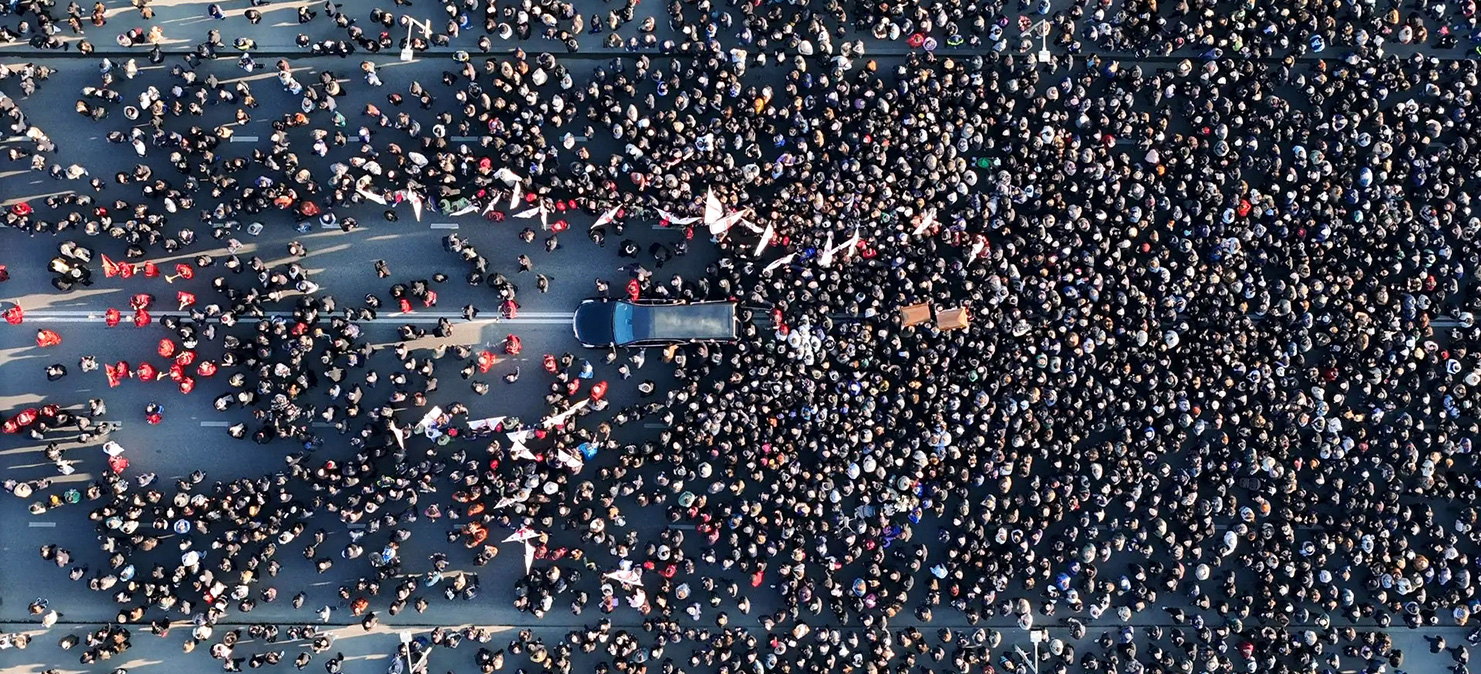 Траурное шествие на мосту Бараташвили в Тбилиси в связи с кончиной католикоса-патриарха Илии II. Фото: Стрингер/РИА Новости