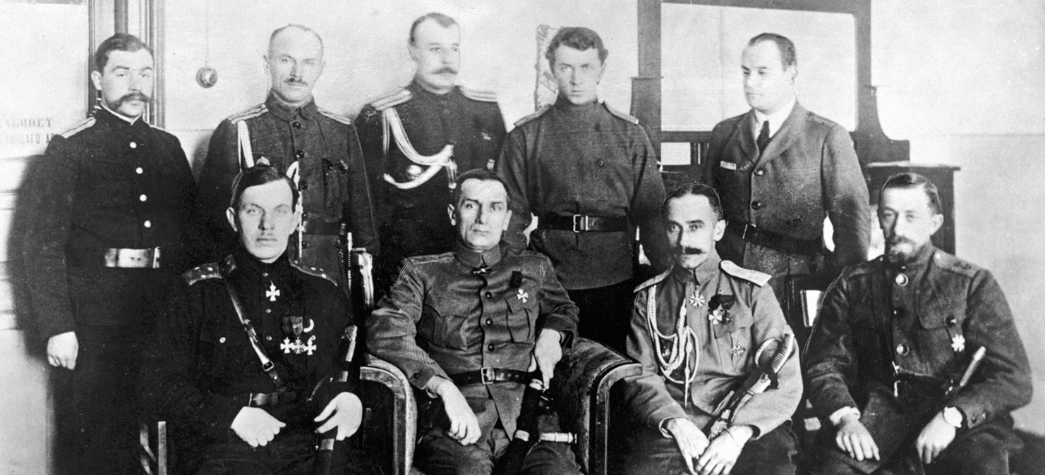 Руководители контрреволюционных войск Сибири. В первом ряду: генерал Радола Гайда (первый слева), адмирал Александр Колчак (второй слева). Фото: РИА Новости