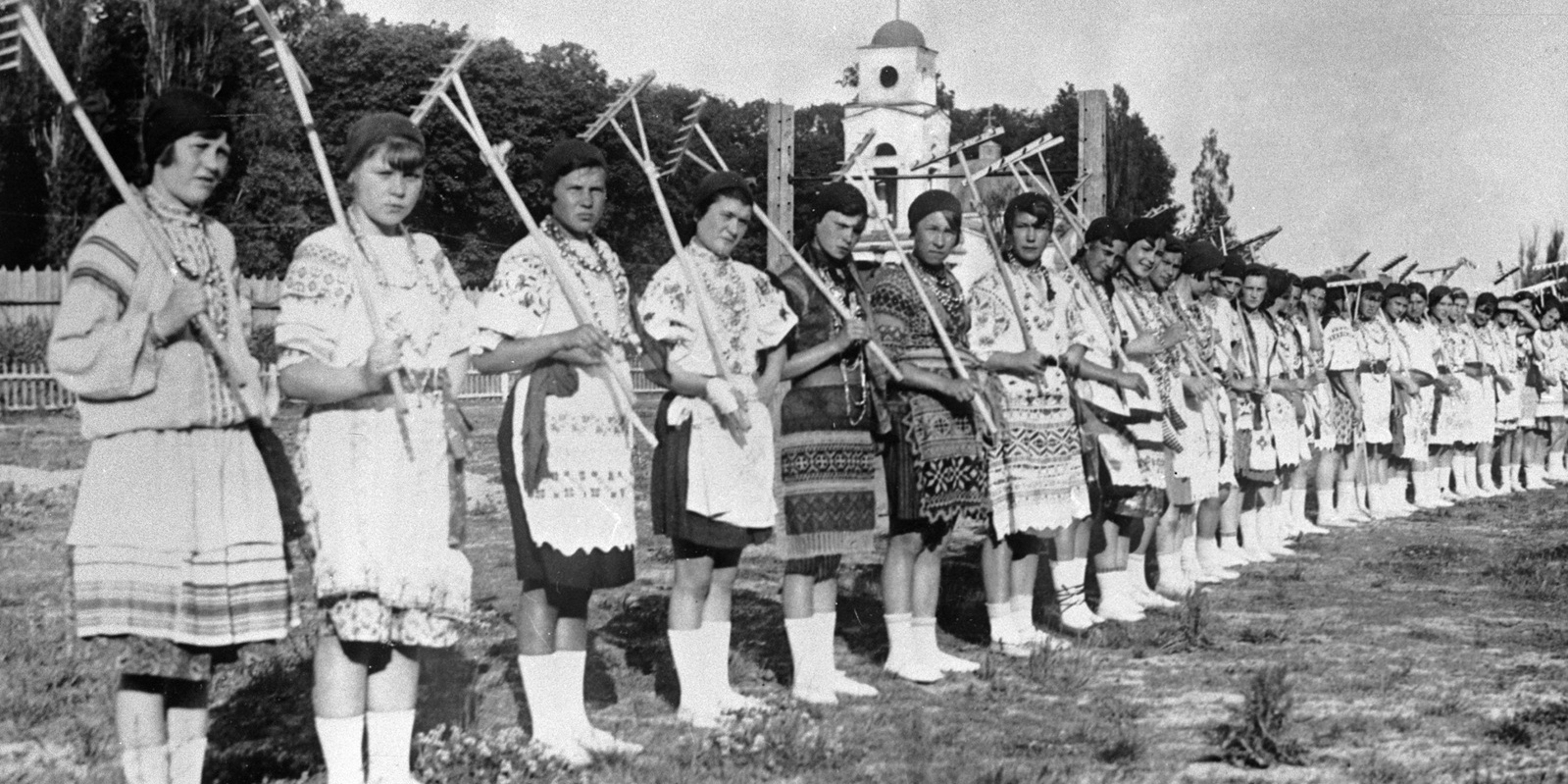 Киевские комсомолки готовятся к уборке хлеба в деревне. Украинская ССР. Фото: РИА Новости