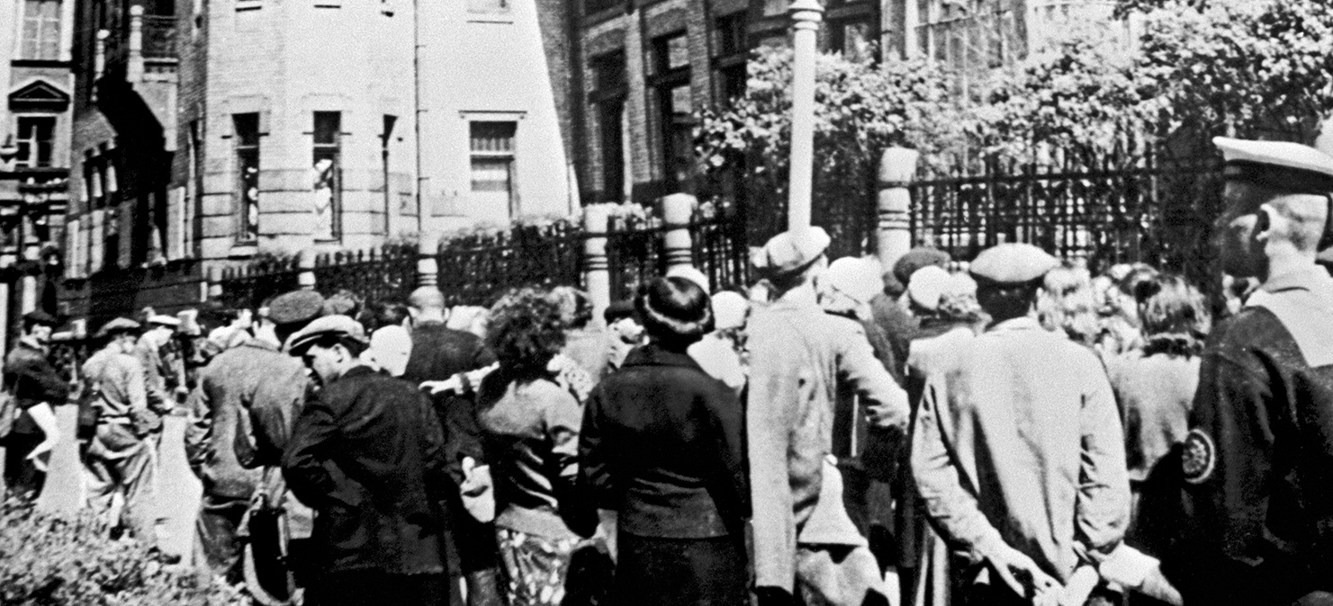 Трудящиеся слушают сообщение о нападении фашистской Германии на Советский Союз. Фото: Борис Лосин/РИА Новости