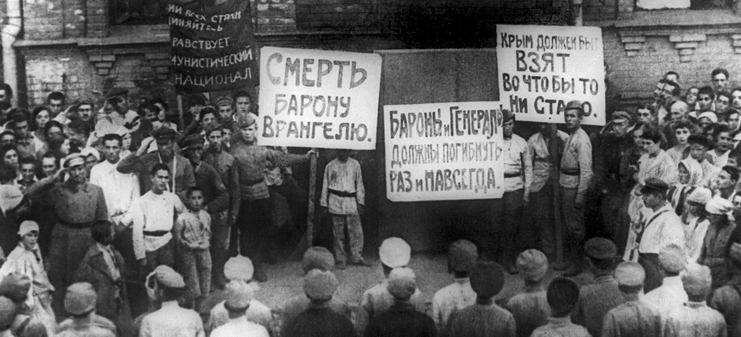 Митинг красноармейцев-комсомольцев, отправляющихся на борьбу с частями генерала Врангеля. Фото: РИА Новости