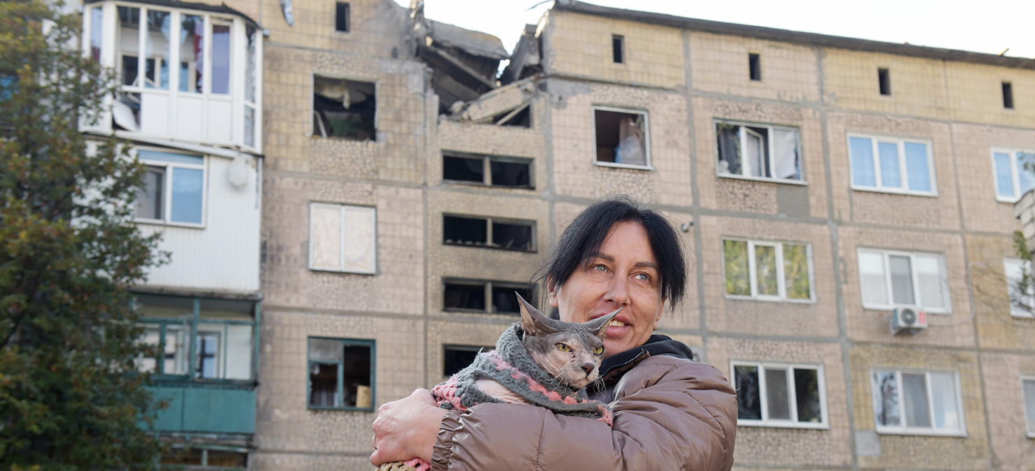 Жительница дома после ночного обстрела ВСУ со спасенным котом в Ясиноватой Донецкой народной республики. Фото: Таисия Воронцова/РИА Новости