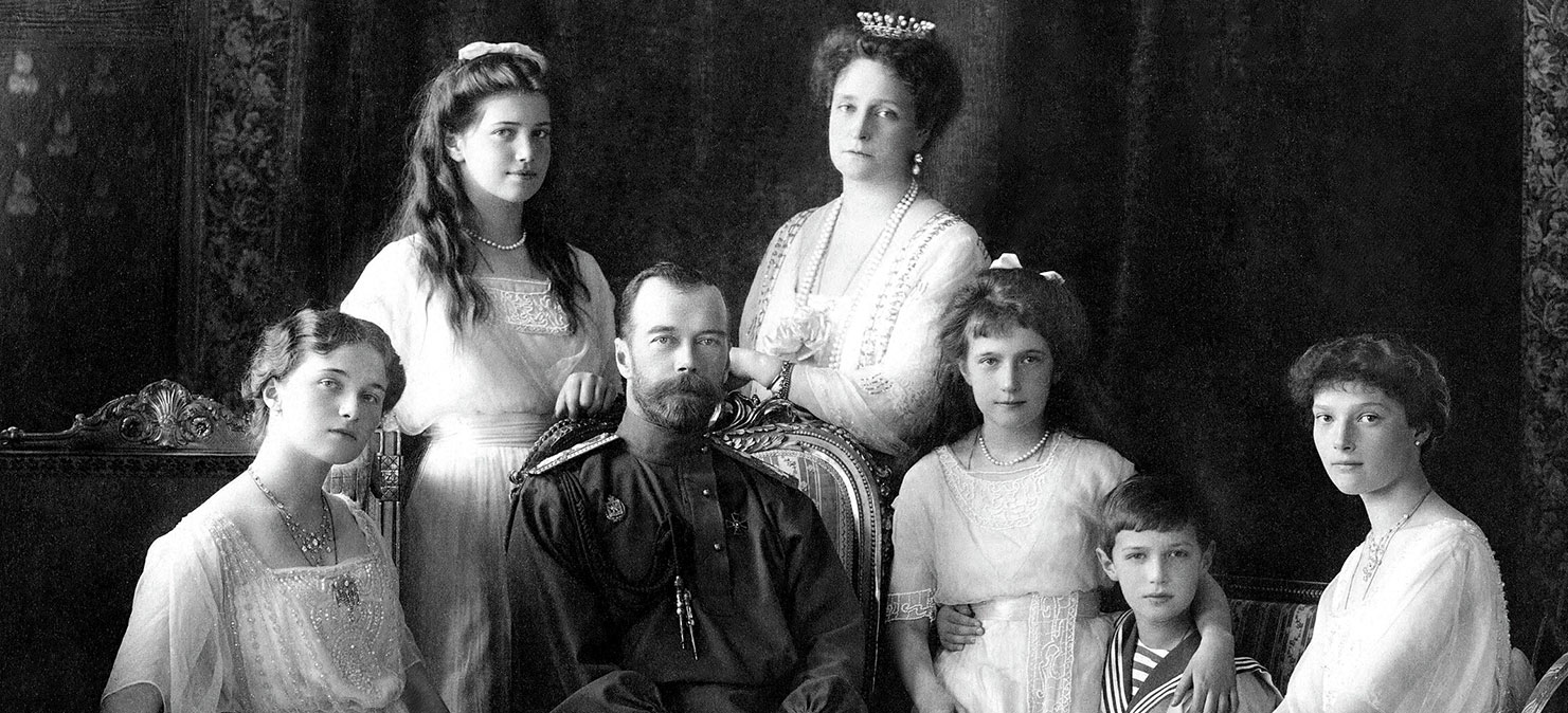 Николай II с семьёй. Слева направо: Ольга, Мария, Николай, Александра, Анастасия, Алексей и Татьяна. Фото: общественное достояние