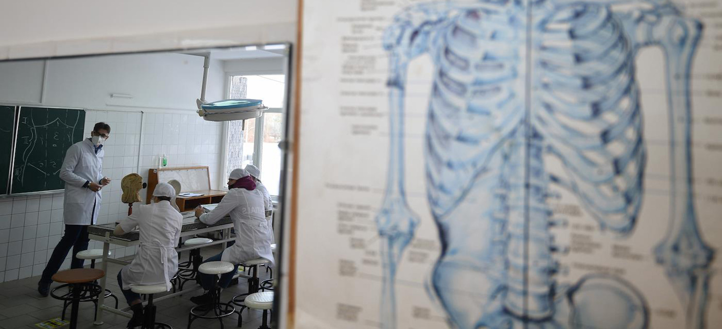 Преподаватели и студенты Медицинского института РУДН во время занятий. Фото: Эмин Джафаров/Коммерсантъ