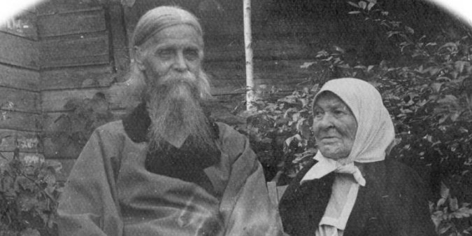 Епископ Макарий (Опоцкий) с братчицей. Фото: psmb.ru