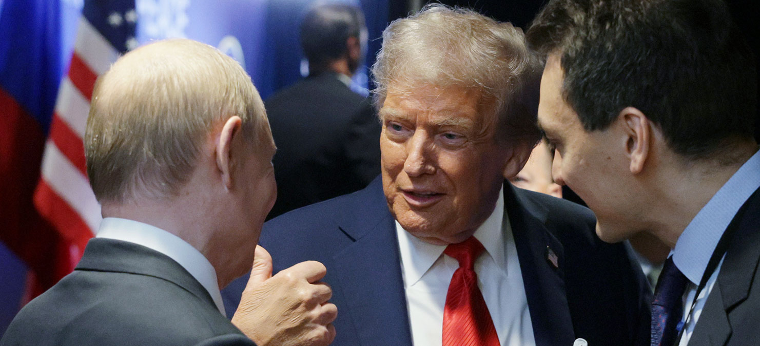 Президент РФ Владимир Путин и президент США Дональд Трамп после пресс-конференции по итогам переговоров на Аляске. Фото:  Гавриил Григоров/РИА Новости