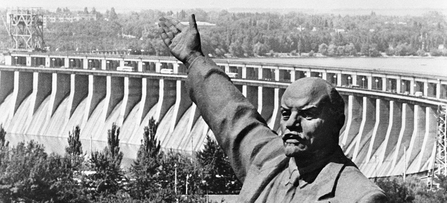 Памятник Владимиру Ильичу Ленину на фоне плотины Днепропетровской ГЭС. Фото: Николай Козловский/РИА Новости