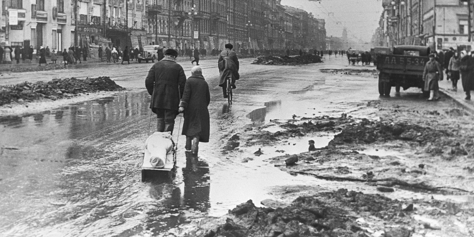 Родственники везут на кладбище умершего от голода ленинградца. Фото: Борис Кудояров / РИА Новости