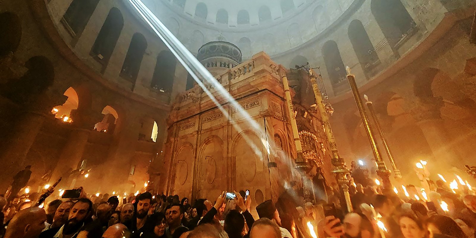 Верующие со свечами и лампадами, зажженными от Благодатного огня, в храме Гроба Господня в Иерусалиме. Фото: Вячеслав Татарковский / РИА Новости