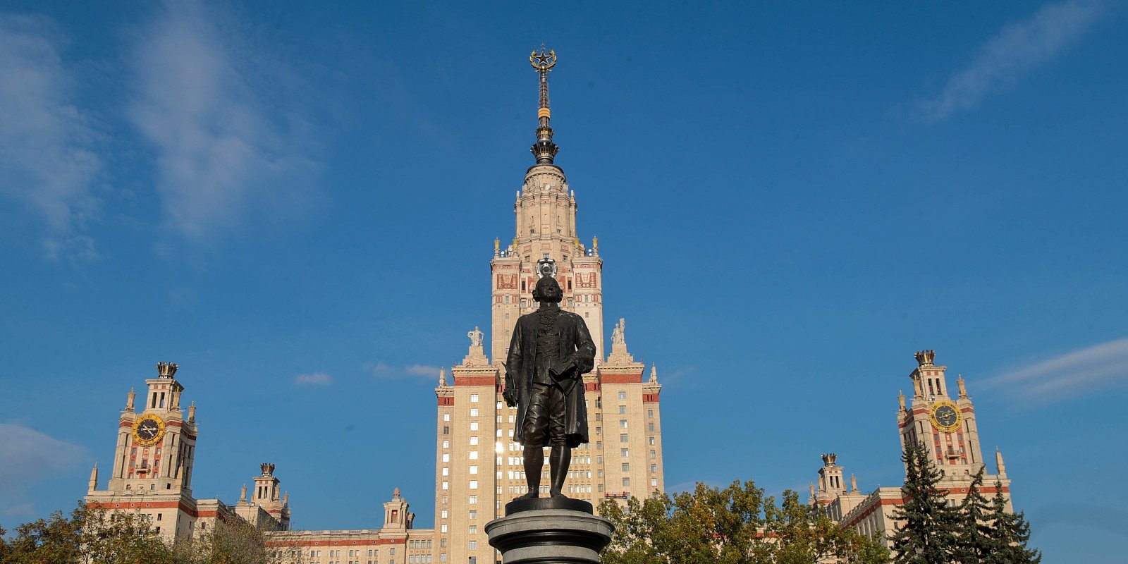 Памятник Ломоносову рядом с главным зданием Московского государственного университета. Фото: Кузьмичёнок Василий / Агентство «Москва»