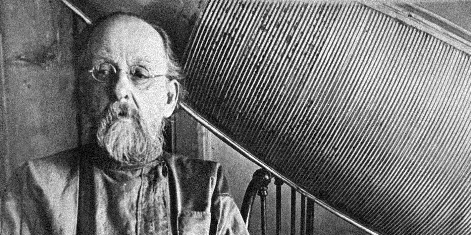 Константин Циолковский с моделью цельнометаллического дирижабля. Фото: РИА Новости