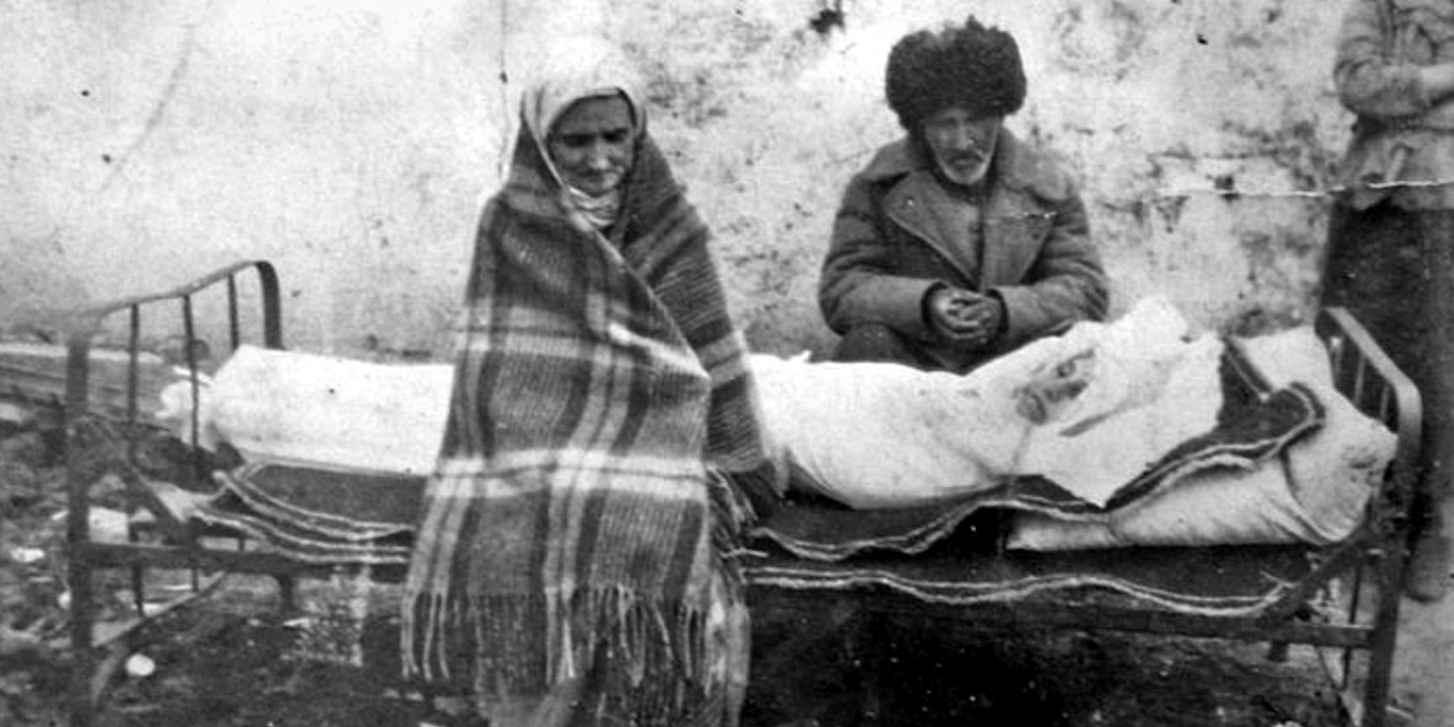 Ингушская семья Газдиевых у тела умершей дочери, Казахстан 1944 год. Фото: общественное достояние